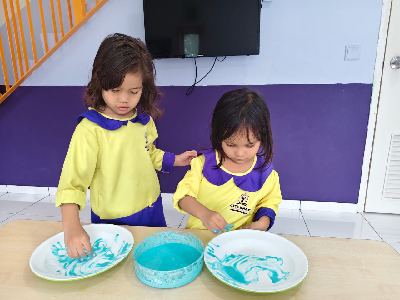 Seronoknya bermain dengan warna. Ruang untuk meneroka dan berkarya.